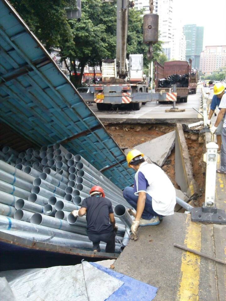 现场工作人员正在进行处理工作。见习记者 张超浩 摄