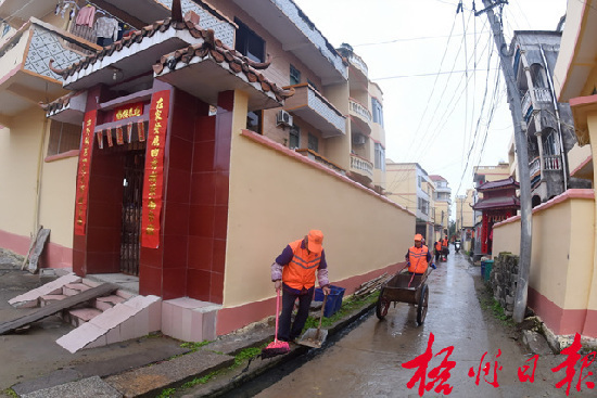 3月10日上午，保洁员在打扫清理村里的环境卫生。 