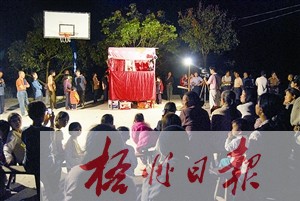 木偶戏在当地深受欢迎，村民们虽已看过多次，但有演出时还会捧场。