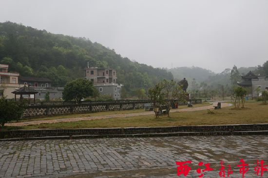 在生态乡村建设中，大坡镇料神村李济深故居前的广场呈现出崭新面貌。 