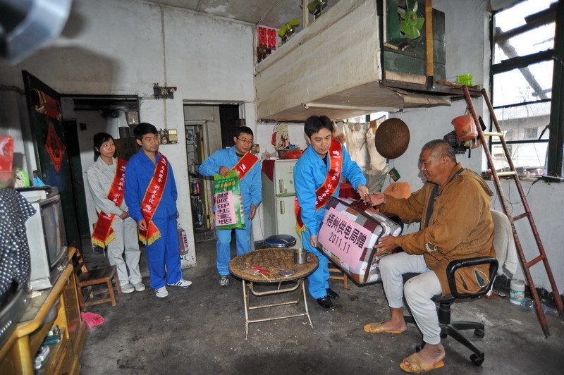 给困难家庭送上慰问品