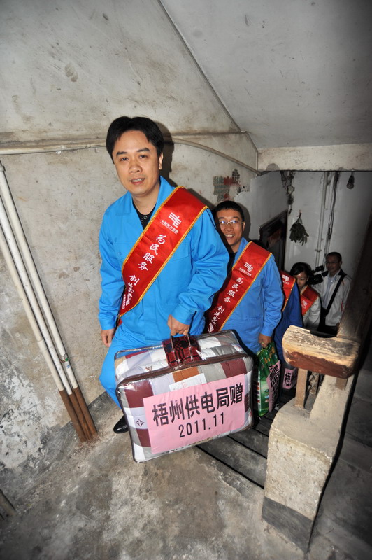 走进困难家庭