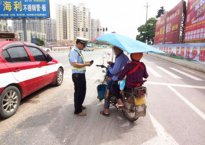 梧州两轮车加装遮阳伞违法现象层出不穷-新华