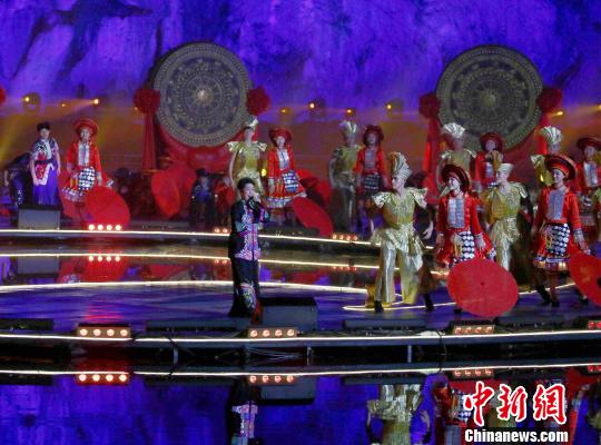 享有第一代“歌仙”刘三姐美名的表演艺术家黄婉秋唱着山歌登上水上舞台。　唐梦宪　摄