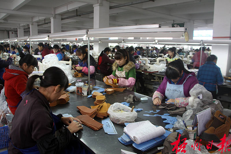 2月3日,在藤县通茂鞋业有限公司,工人们在生产线上忙碌工作.