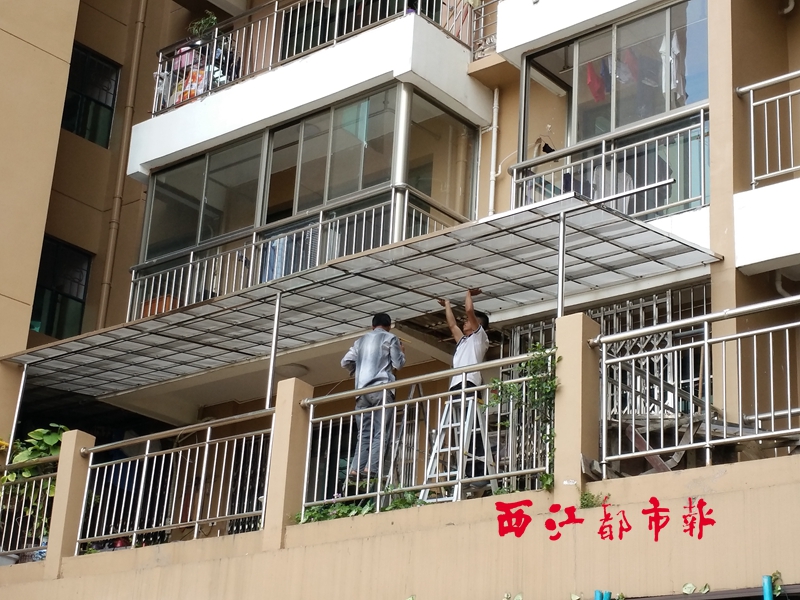 5月28日,在林先生家阳台对出露台区域,两名工人正在安装防护钢丝网格。 西江都市报记者 蒙敏莹 摄 西江都市报讯(记者 蒙敏莹)近日,家住神冠豪都小区的市民林先生因深受高空坠物的影响,在自家阳台对出区域安装防护钢丝网。而林先生此举遭到小区物业管理处工作人员制止,物管工作人员表示,业主不能擅自在公共区域对楼房进行改造。 露台成高空坠物集中区 5月28日,记者跟随林先生来到神冠豪都小区6单元7楼。林先生家共有两个阳台,一为北向阳台,一为南向阳台。记者注意到,由于楼宇设计的缘故,林先生家的