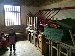 因为没有体育场地，社会热心人士捐赠的体育器材只能堆放在教室一角